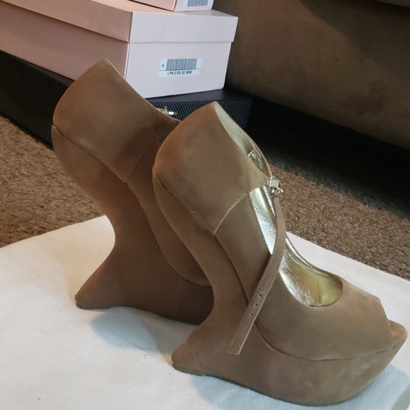 Heels - Picture 2 of 4